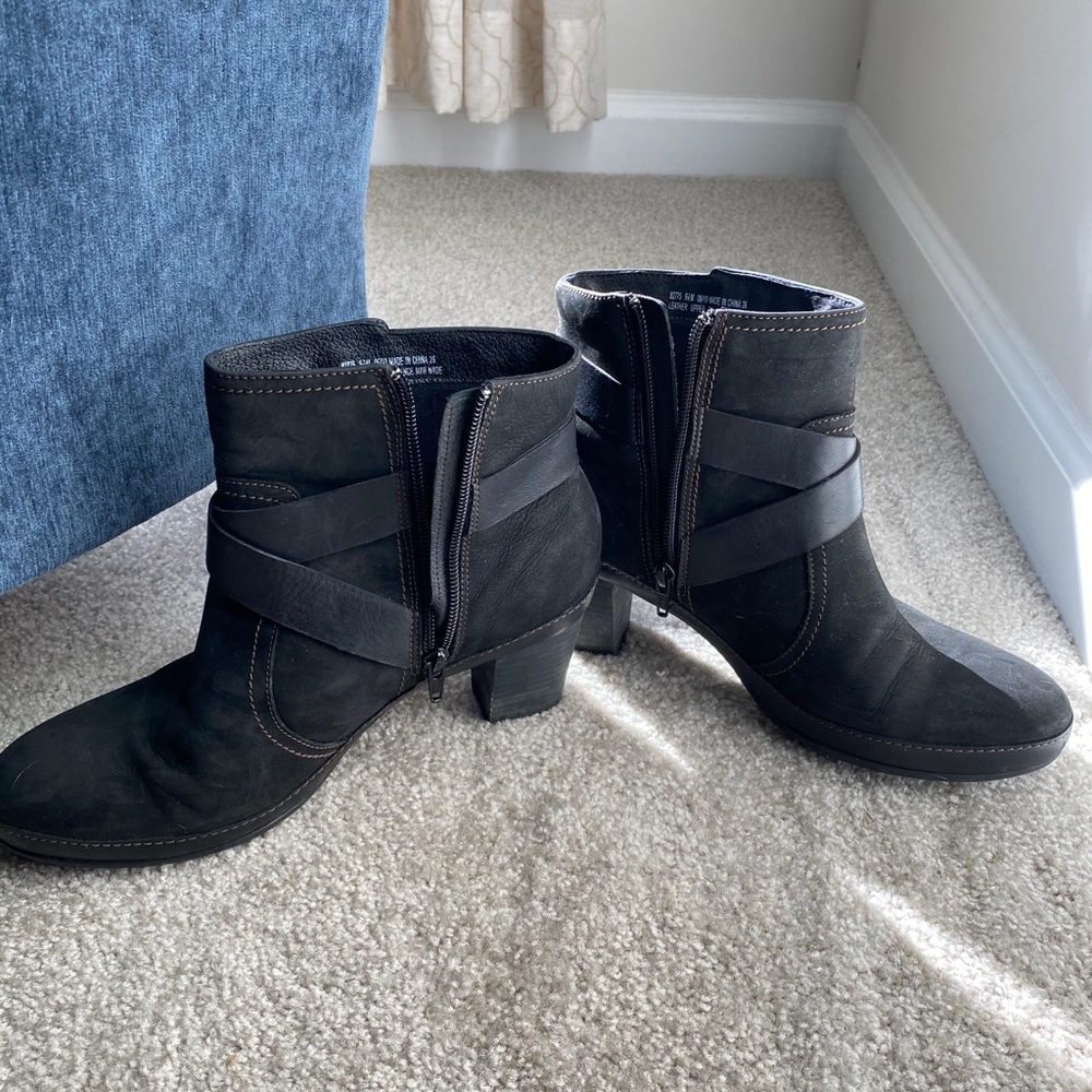 Clark’s black artisan booties 82775 size 9.5
